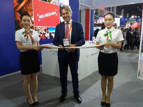 L’assessore regionale FVG alle Attività produttive Sergio Emidio Bini, inaugura a Chengdu, nell'ambito della cerimonia di apertura della Western China international fair (Wcif), lo spazio espositivo dedicato al Friuli Venezia Giulia nel padiglione della Fondazione progetto Italia-Cina 